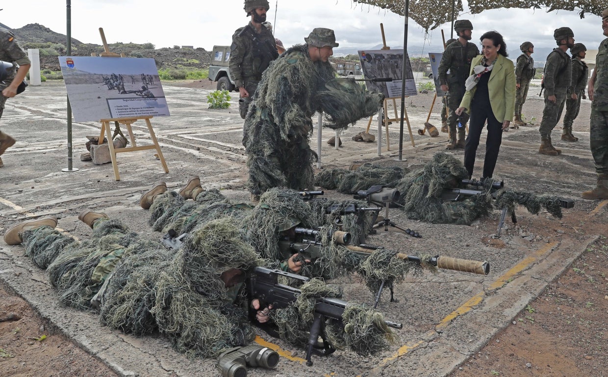 Margarita Robles visita un cuartel en Las Palmas
