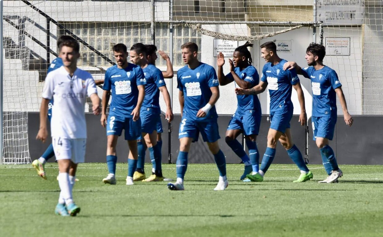Una disputa del encuentro del Córdoba CF ante el Ceuta