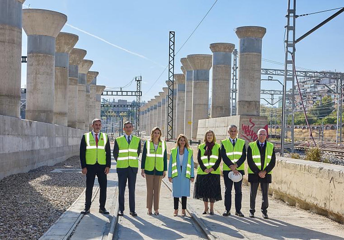 La ministra Raquel Sánchez, junto a la consejera de Medio Ambiente Paloma Martín, la directora de ADIF, el presidente de Crea Madrid Nuevo Norte y otras autoridades