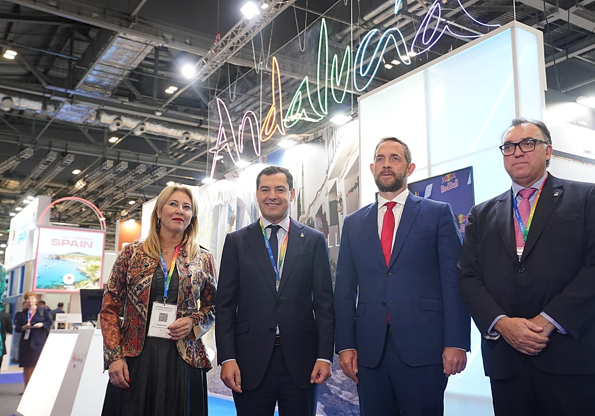 Juanma Moreno junto a sus consejera de Hacienda, Carolina España y el de Turismo, Arturo Bernal, este lunes en la World Travel Market de Londres