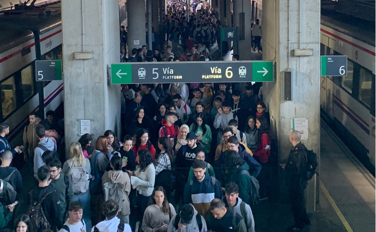 Imagen que circula por redes sociales con los pasajeros en la estación a la espera de subir a otro tren