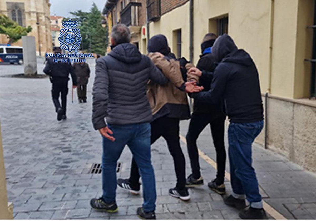 Agentes de la Policía Nacional detienen al presunto autor del atropello mortal de San Andrés del Rabanedo (León)