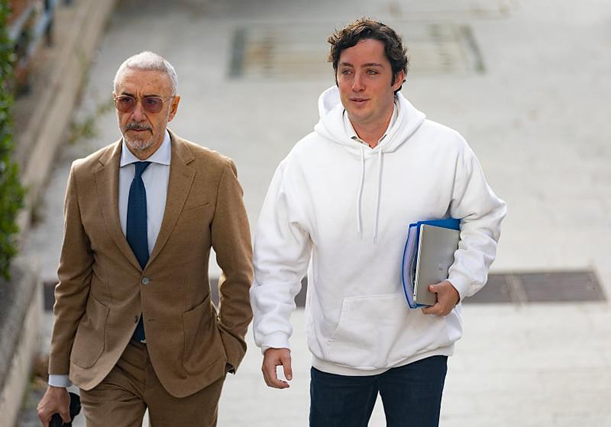 Francisco Javier Gómez Iglesias junto a su letrado, Juan Carlos Navarro