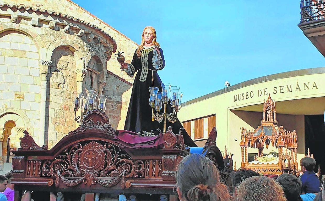 Traslado de las imágenes desde el Museo antes de su derribo hoy