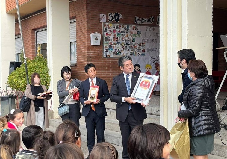 Caluroso recibimiento al alcalde de Nara en la visita a su colegio toledano