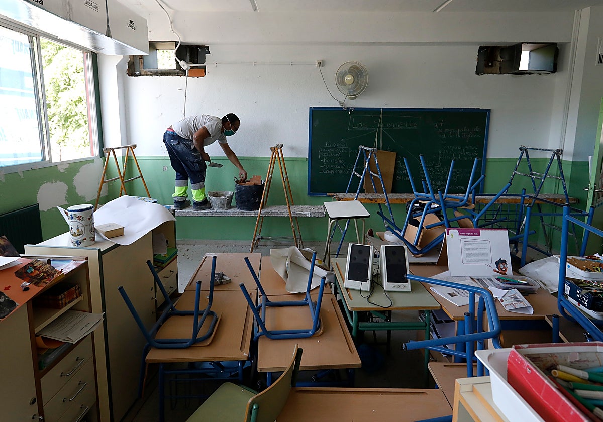 Obras en una clase de un colegio público de Córdoba
