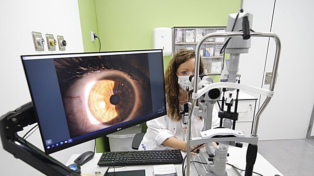 Un a sanitaria en la parte de consultas de Oftalmología que se abre este miércoles