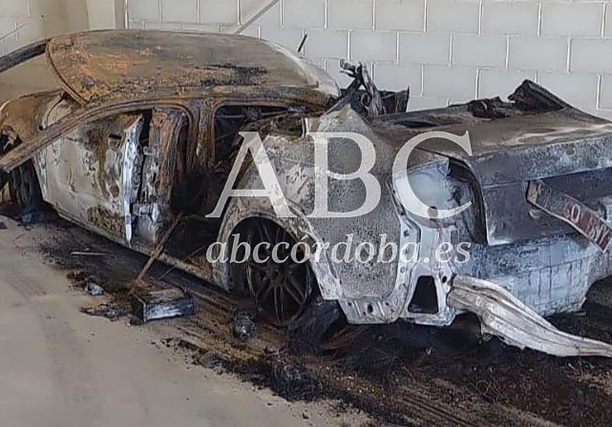 Estado en el que quedó el coche calcinado, con un hombre en su interior