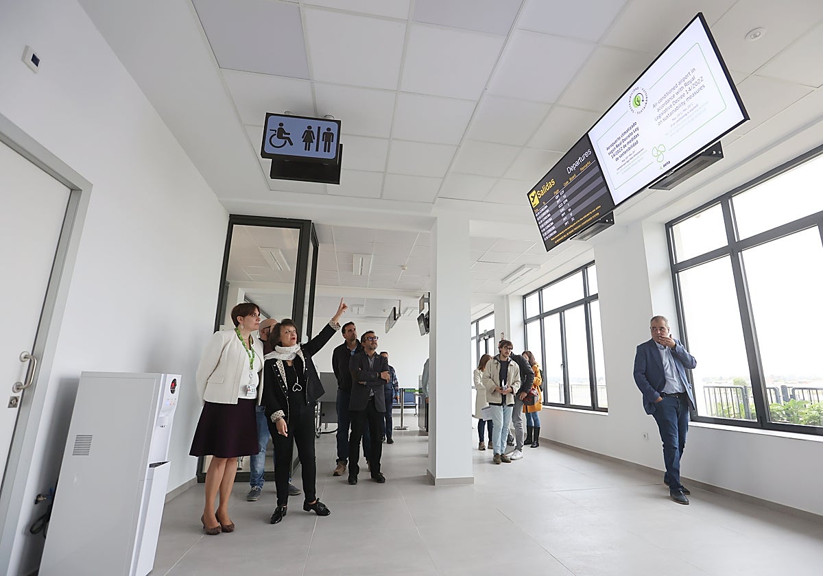 La subdelegada del Gobierno y la directora del aeropuerto, en la nueva terminal