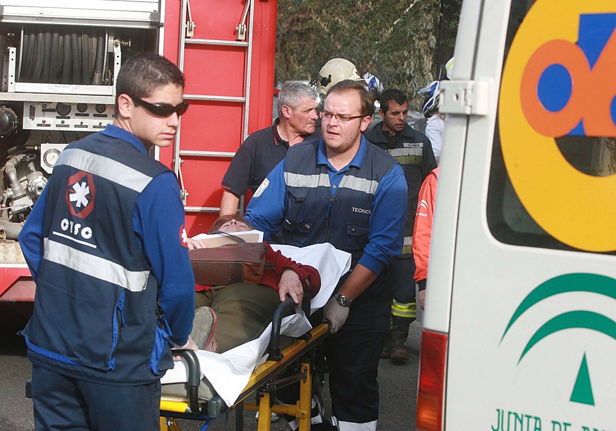 Sanitarios con la víctima de un accidente