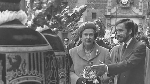 El alcalde Juan Barranco recibe a Isabel II de Inglaterra en la Plaza de la Villa, en 1988