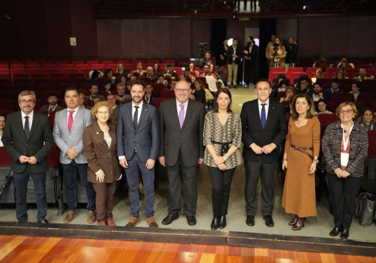 Margarita del Val, tercera por la izquierda, en el congreso en la Universidad de Córdoba