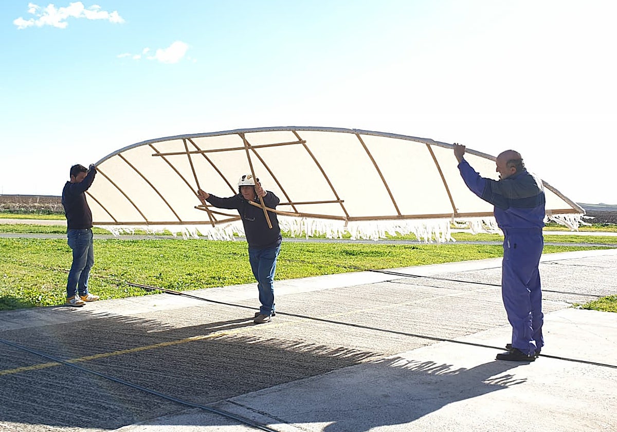 Imagen del proceso de reproducción del aparato con el que voló Ibn Firnás