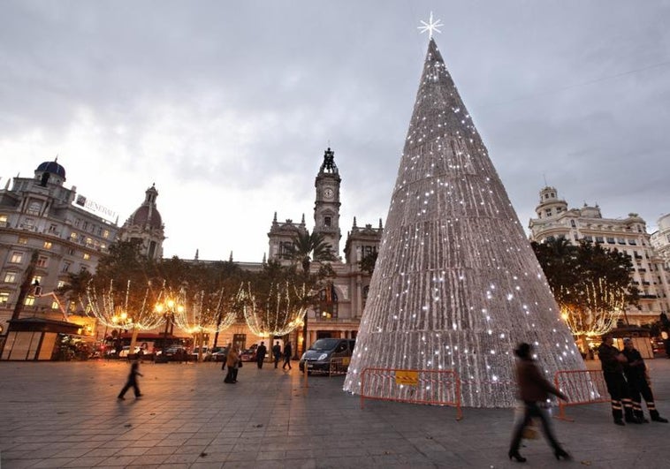 La Plaza del Ayuntamiento de Valencia recupera el árbol de Navidad y la iluminación se apagará antes el fin de semana