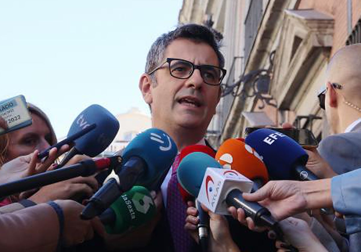 El ministro de Presidencia, Félix Bolaños, realiza declaraciones ante los medios