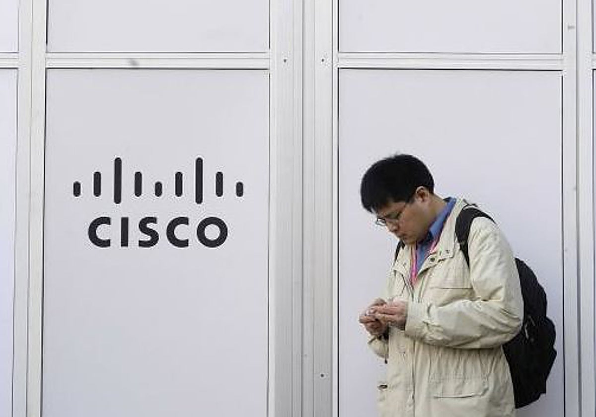 Un congresista, en el stand de Cisco en el MWC