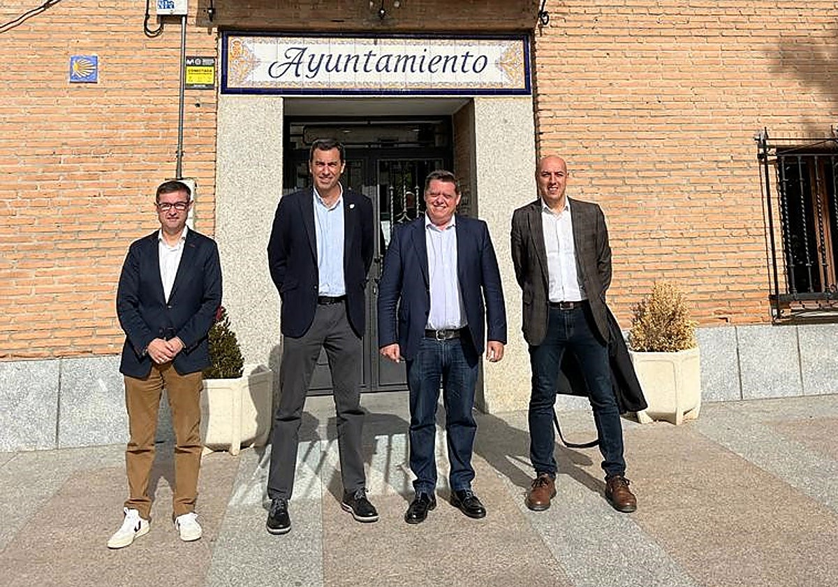 Fernando Muñoz, Antonio Yáñez, Félix Ortega y Javier Díaz ante el Ayuntamiento de Cobisa