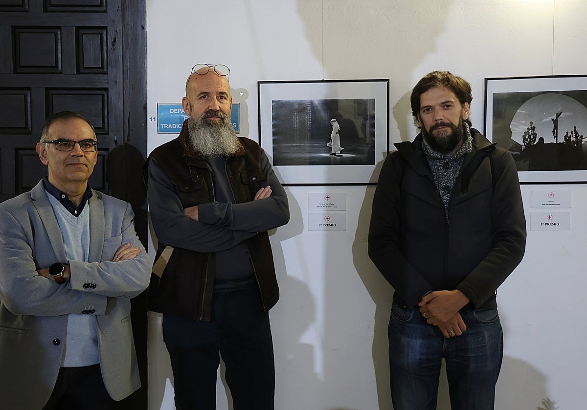 Jesús Mohedano, Juan Luis Seco (el ganador) y Luis Navarro, ante la fotografía premiada