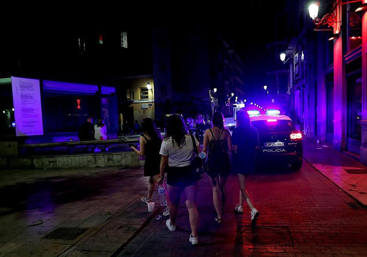 Un grupo de jóvenes sale de noche en la ciudad de Valencia, en imagen de archivo.