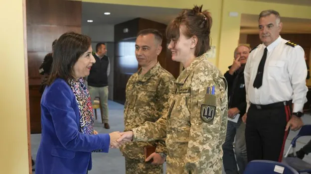 La ministra de Defensa, Margarita Robles, durante el plan de formación y el adiestramiento de militares ucranianos en España