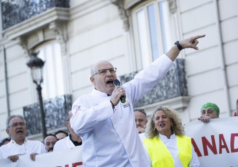 Panaderos artesanos de Valencia protestan ante la Delegación del Gobierno ante la situación «insostenible» del sector