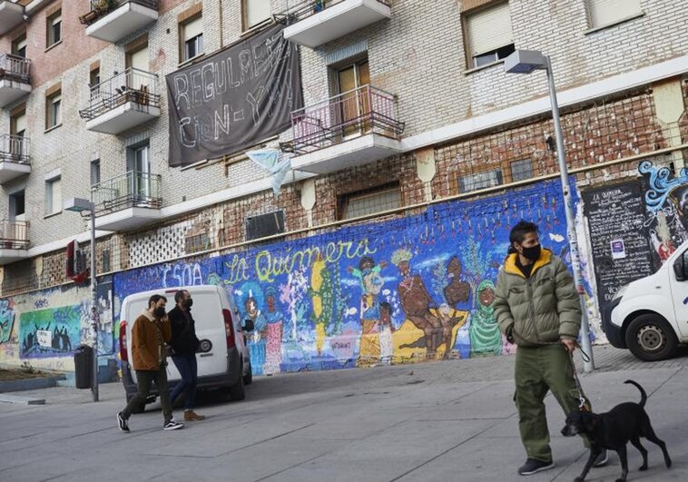 Ambiente de la plaza de Lavapiés junto al edificio de la Quimera, que estuvo okupado hasta el pasado septiembre