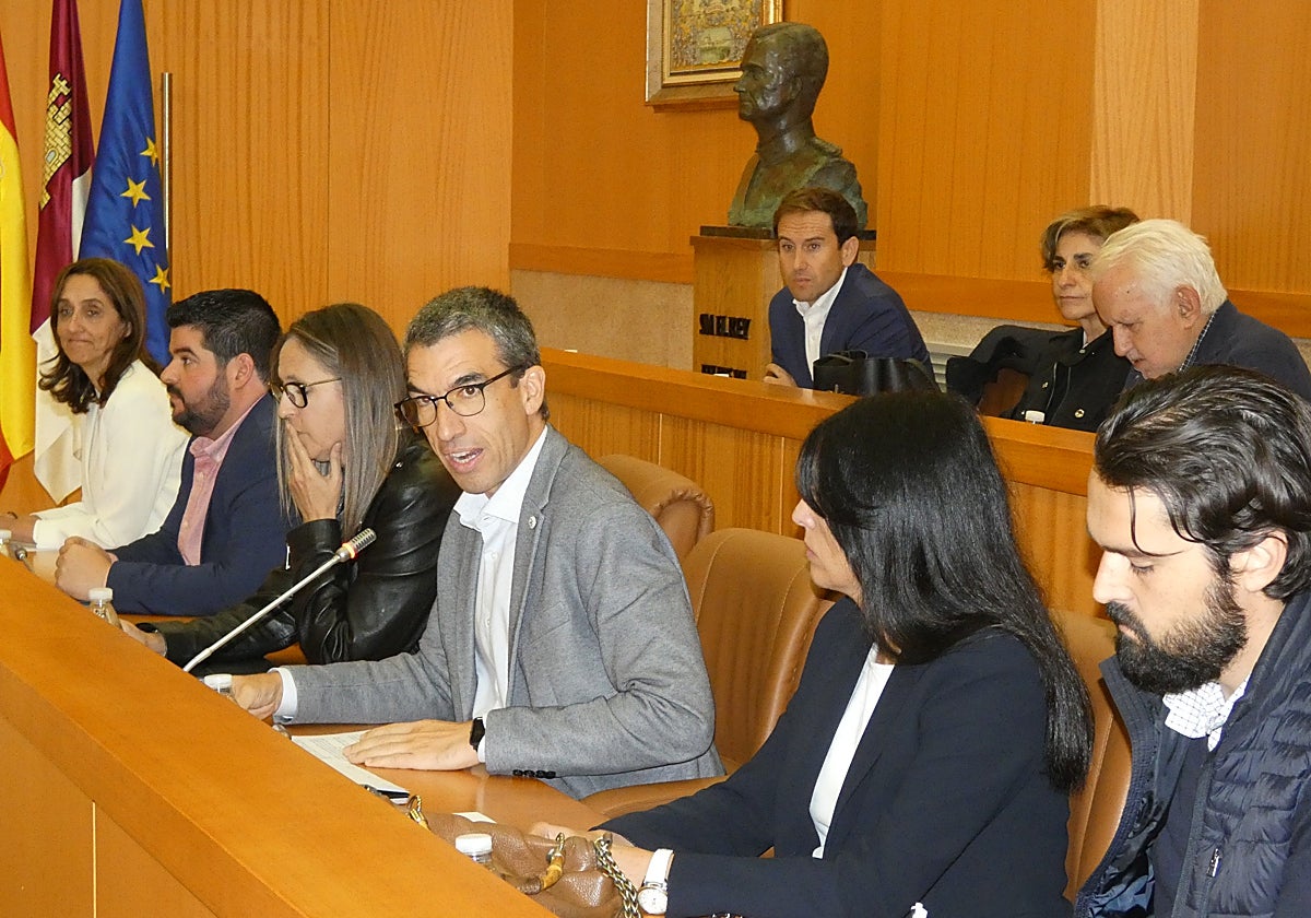 El concejal de Hacienda de Talavera, Luis Enrique Hidalgo, explicando los presupuestos