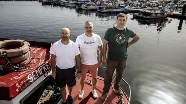Imagen después - Víctor, Fernando y José Luis lucharon contra el chapapote con sus propias manos, como otros tantos marineros. En su caso, para intentar que no entrase en la Ría de Vigo: «Era una angustia, desesperante».