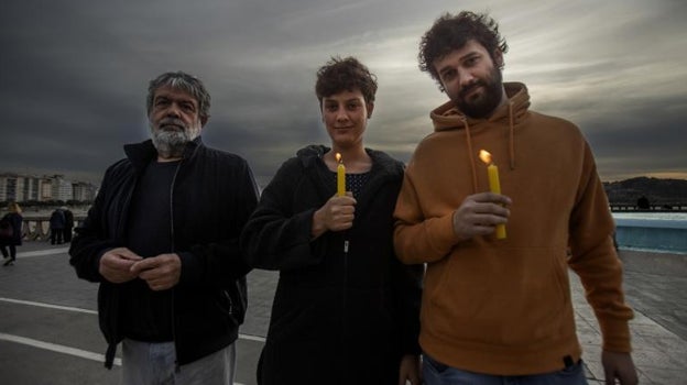 Imagen después - Rosalía y Roque eran niños cuando iban con Lois, su padre, a las manifestaciones de 'Nunca Máis', en las que él tuvo un papel activo ante una «sensación de tristeza, desastre y abandono» por parte de las autoridades.