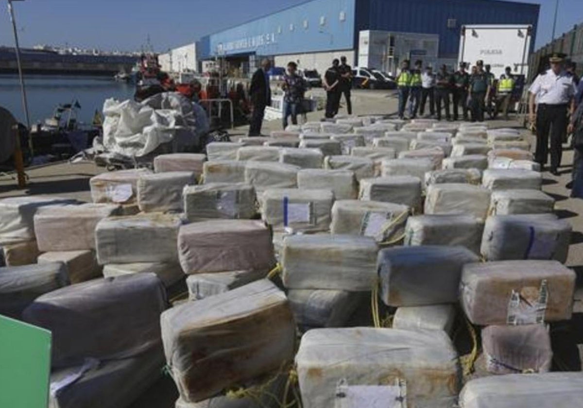 Quince años de prisión para un inspector de la Policía Nacional por liderar una red de tráfico de cocaína en el Puerto de Barcelona