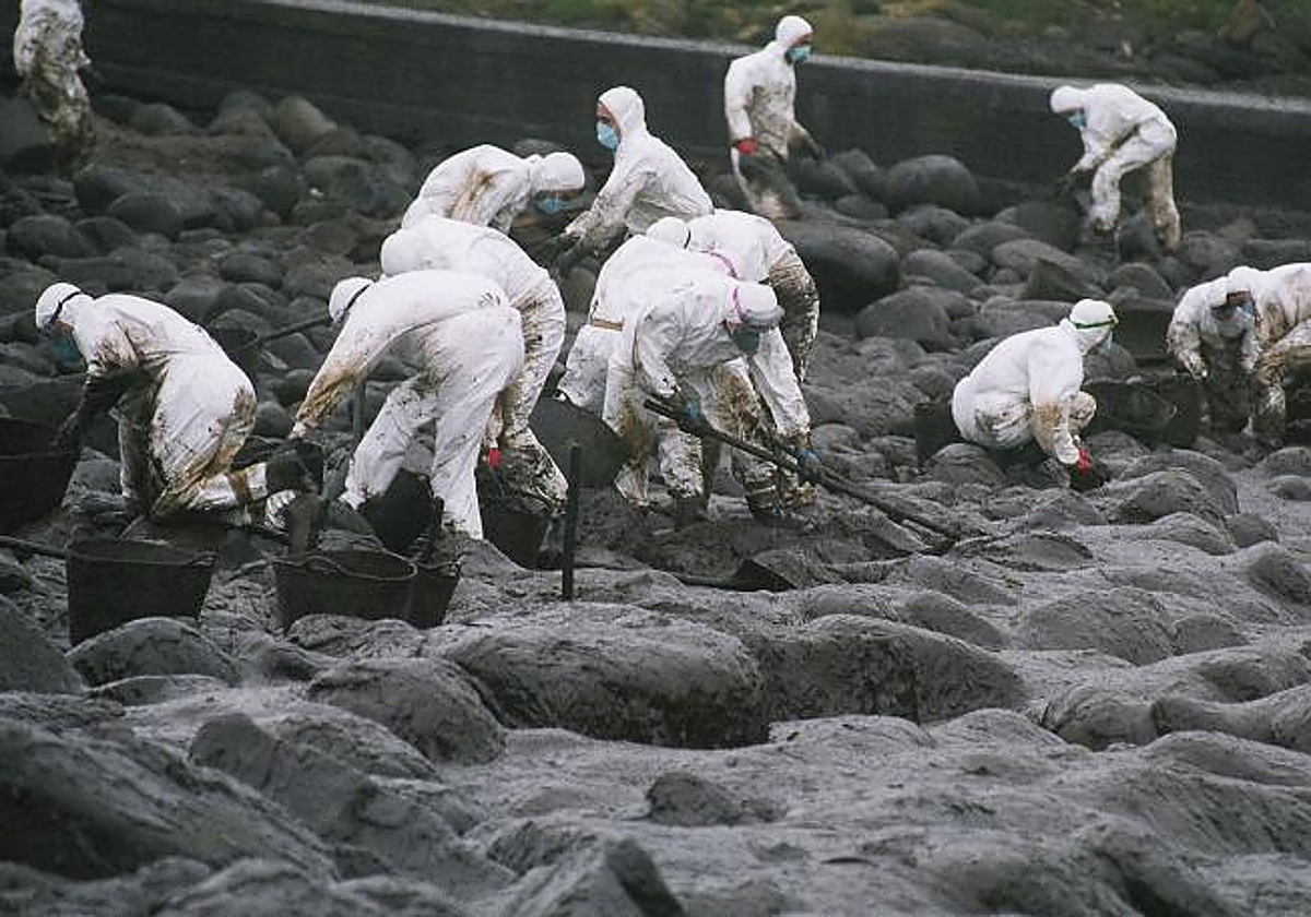 Voluntarios trabajando en Cabo Touriñán (La Coruña), después del accidente