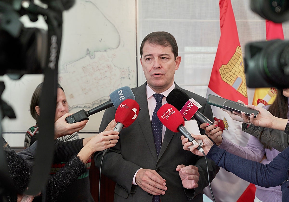 Mañueco acusa a Sánchez de anteponer sus «ambiciones» personales al interés general y a la unidad de España