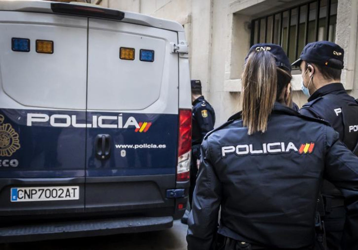 Policia Nacional llevando a detenidos a la Audiencia Provincial