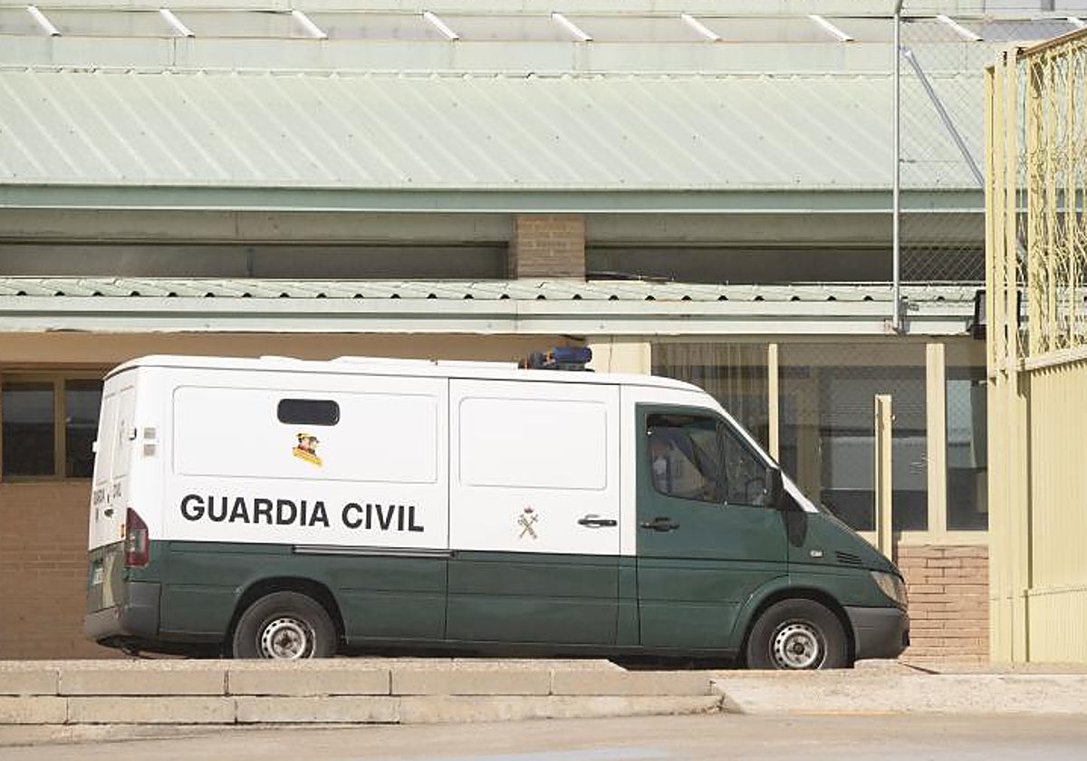 Un furgón de la Guardia Civil circula por la prisión de Soto del Real