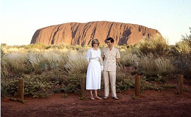 Los príncipes de Gales en su visita al paraje australiano de Ayer's Rock en 1983