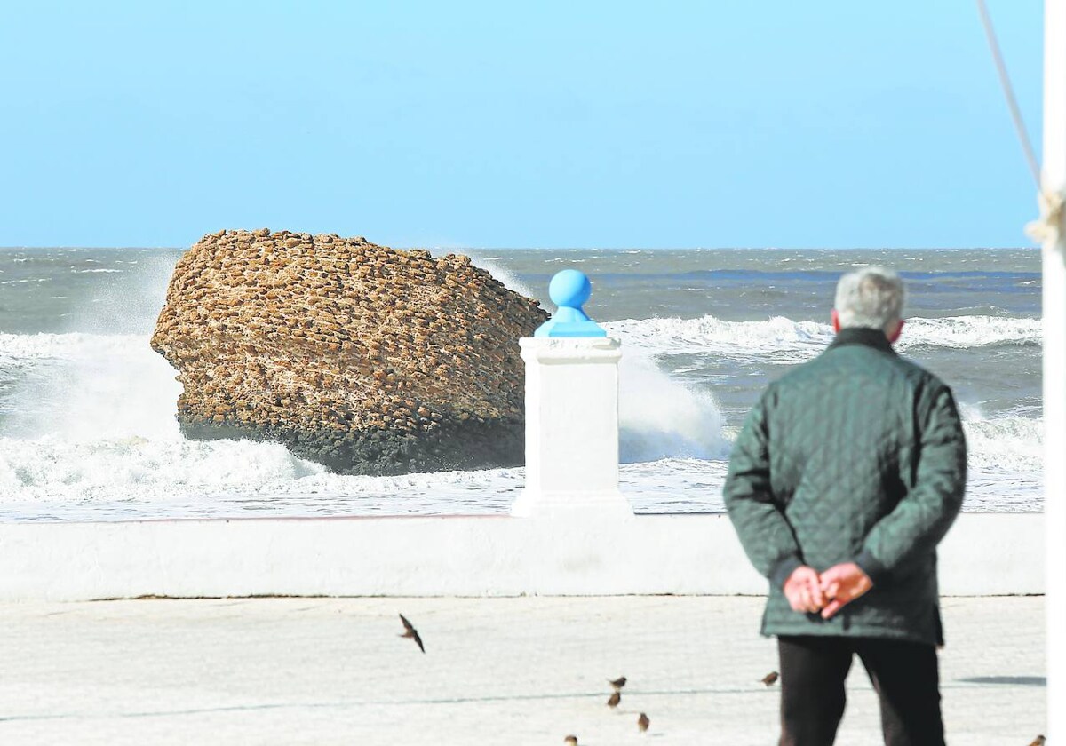 Un hombre contempla el mar embravecido en Matalascañas