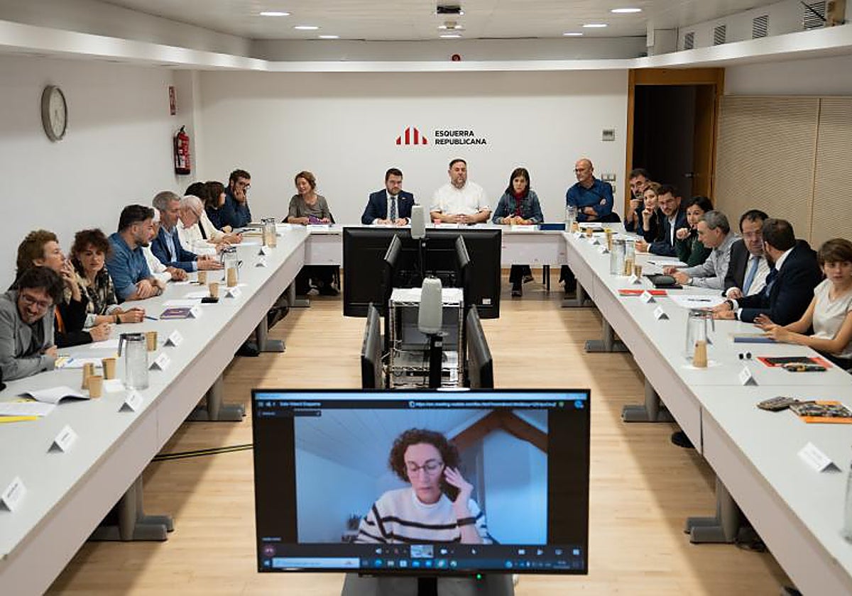 Junqueras, al fondo, en la Ejecutiva de ERC del viernes