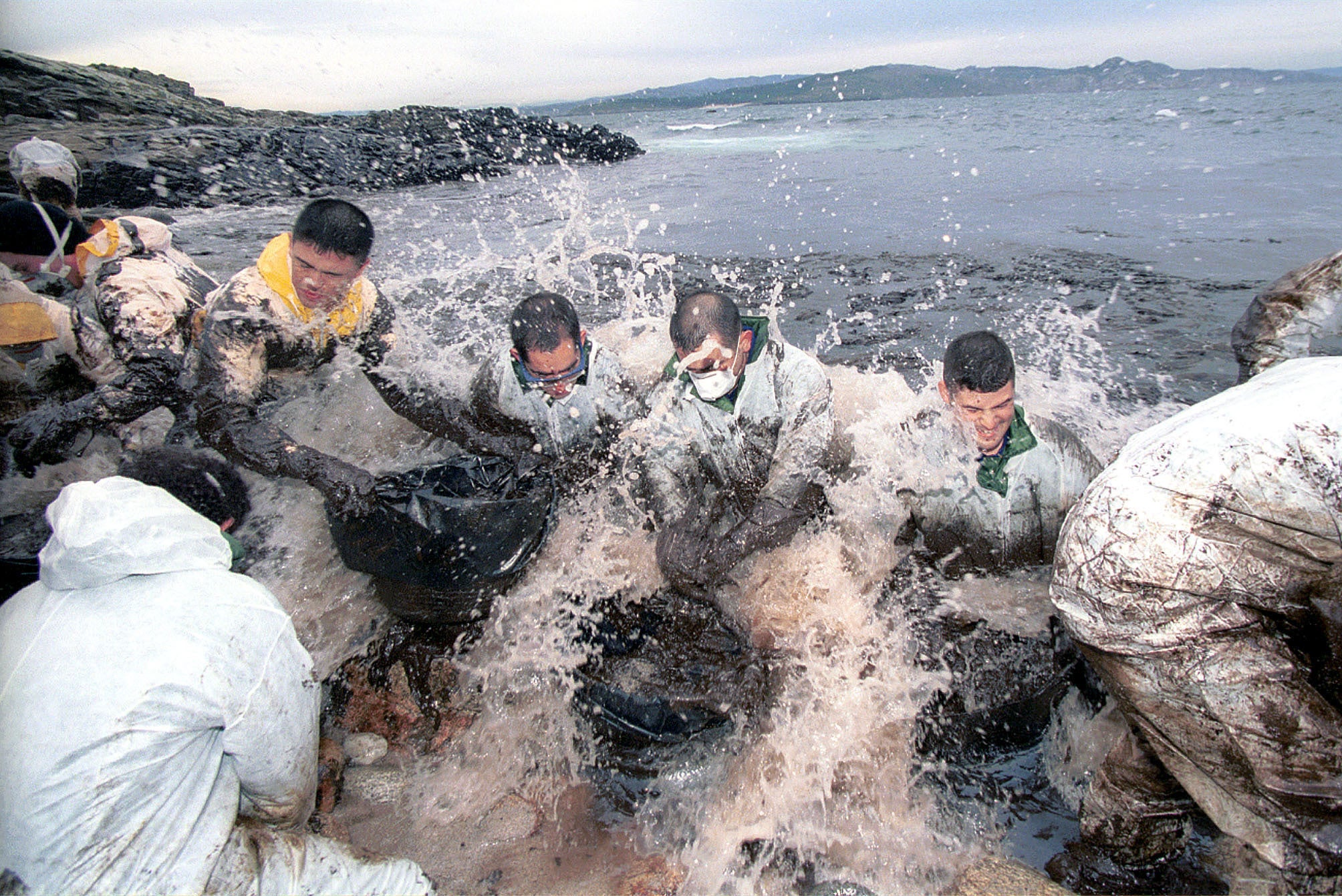 Trabajos de limpieza en las islas Cíes a pesar de las condiciones del mar