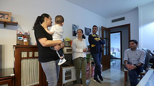Una familia de acogida con un menor junto a monitores del programa