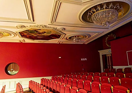 Imagen secundaria 1 - Arriba, la fachada del teatro que recupera las esculutras que ya lució en su primera etapa y que se inspiran en la 'Suite Iberia' de Albéniz. Sobre estas líneas, patio de butacas y vestíbulo del teatro