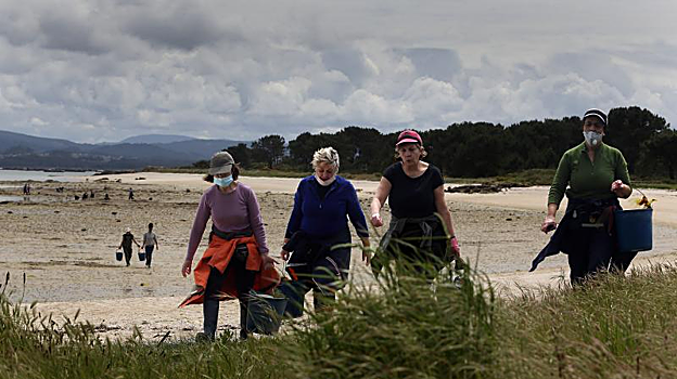 Imagen después - Los capachos ya no se llenan de petróleo, pero las trabajadoras del mar se enfrentan a una nueva crisis: la falta de marisco por el cambio climático