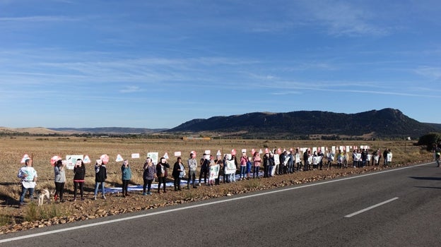 Protesta en El Robledo contra la instalación de dos explotaciones porcinas en el municipio