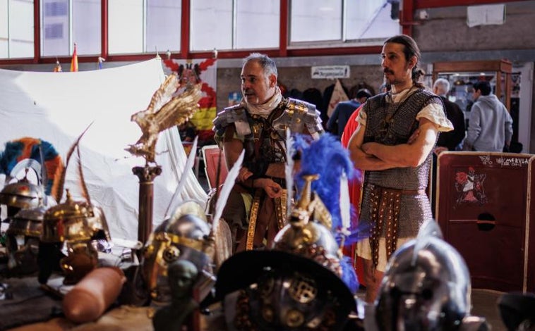 Imagen principal - Arriba, 'legionarios' romanos observan sus cascos. Sobre estas líneas una exhibición y la interpretación vocal del pasodoble 'Las Corsarias'