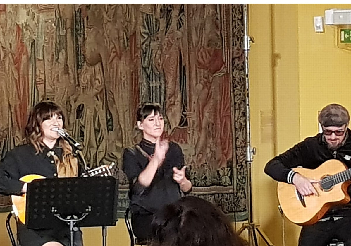 Rozalén, en un momento del concierto que ha ofrecido en el Museo Santa Cruz de Toledo