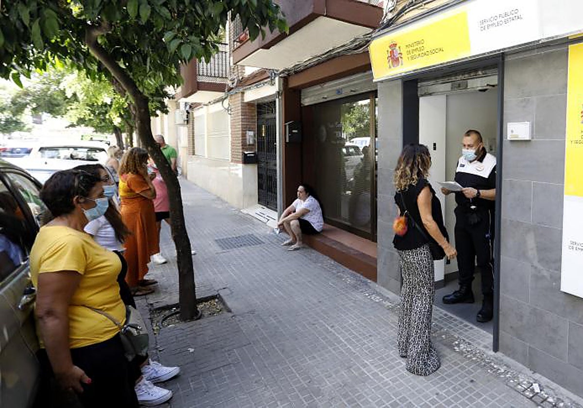 Mujeres frente a una oficina de Empleo en Córdoba