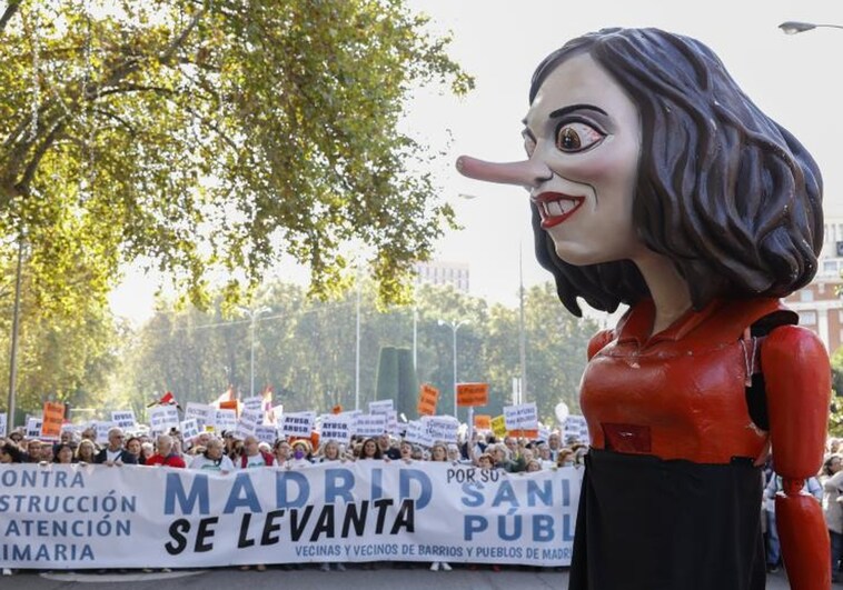 En imágenes: La manifestación multitudinaria por la Atención Primaria colapsa el centro de Madrid