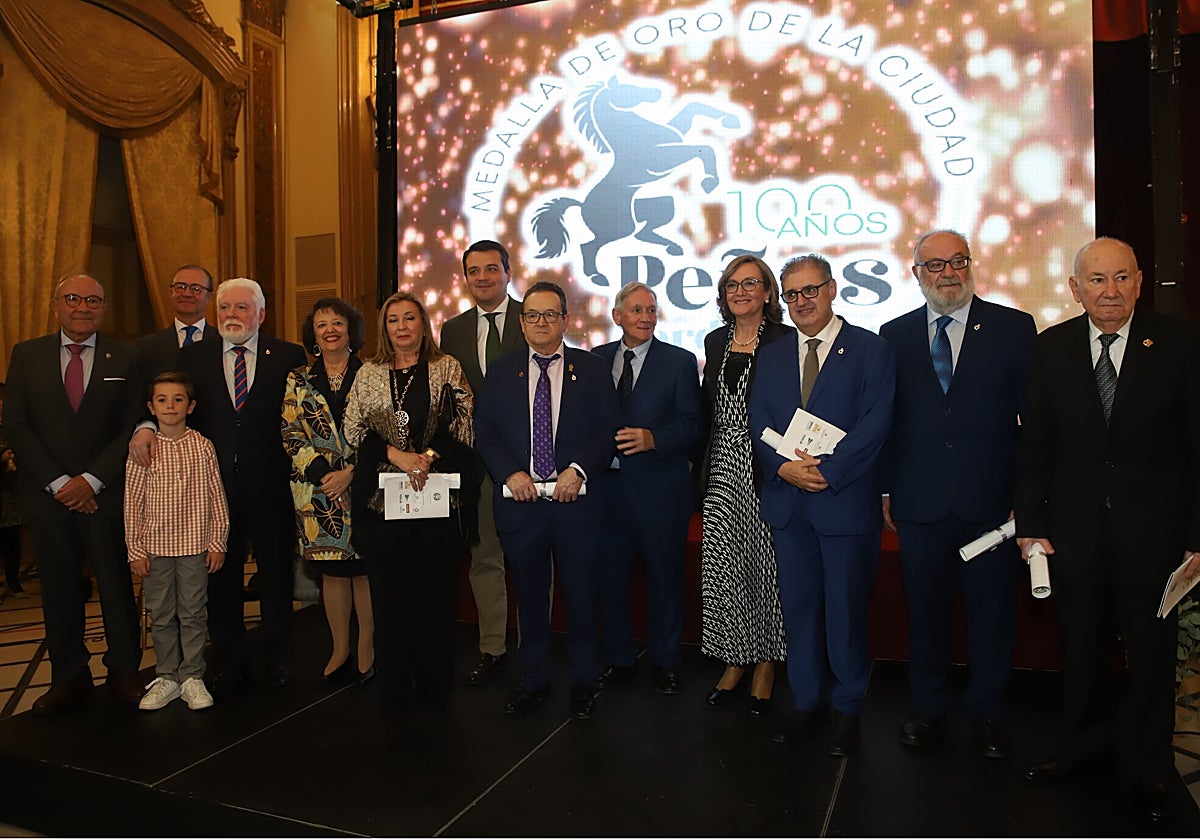 Algunos de los galardonados en la ceremonia de entrega de los Potros de las Peñas Cordobesas