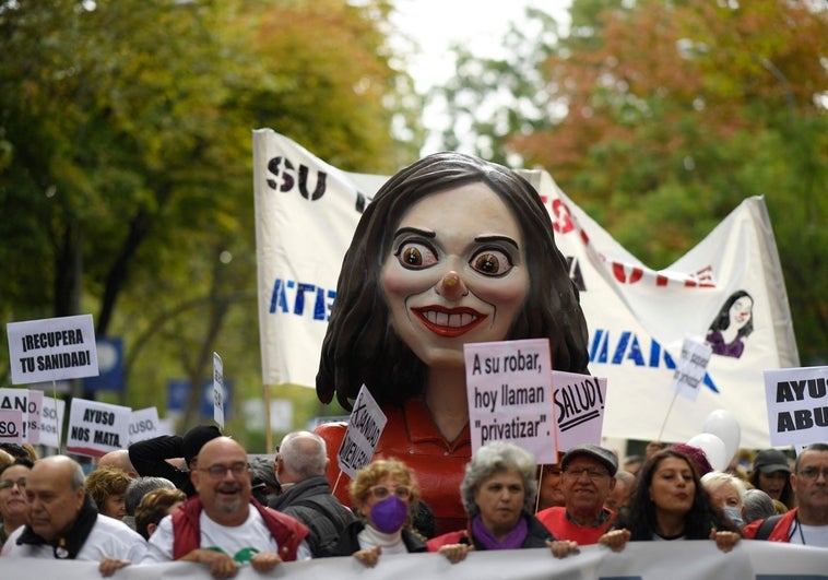 Quién está detrás del ninot de Isabel Díaz Ayuso en la manifestación de Madrid