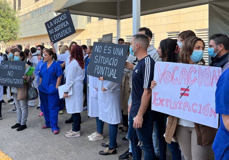 Colapso en las Urgencias del hospital de Alzira: «Hay 27 pacientes pendientes de cama»