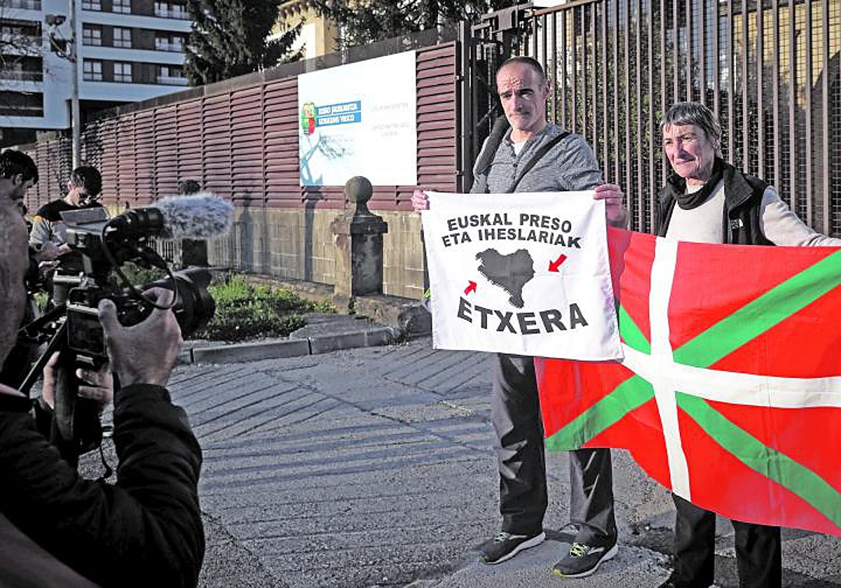 El preso de ETA Xabier Atristain posa tras abandonar el pasado mes de mayo la prisión de Martutene